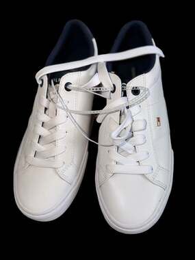New Tommy Hilfiger Women's white sneakers sz 6.5